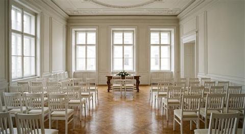 Elegantes historisches Trauungszimmer in Wien mit hohen Fenstern und warmem Licht