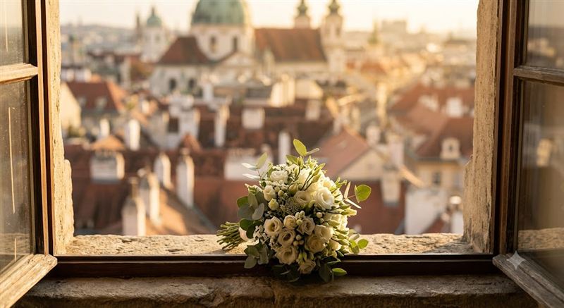 Brautstrauß auf einer Fensterbank mit unscharfem Blick über Wiener Dächer